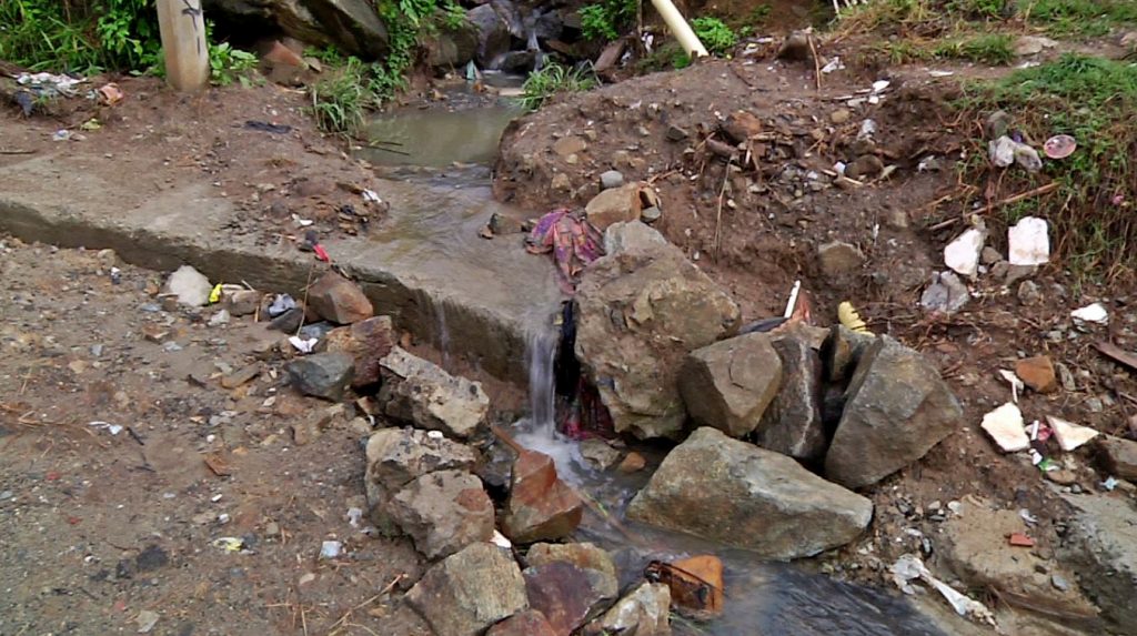 Quebrada La Batea en Robledo Aures está obstruida por una piedra en su cauce Quebrada La Batea en Robledo Aures está obstruida por una piedra en su cauce