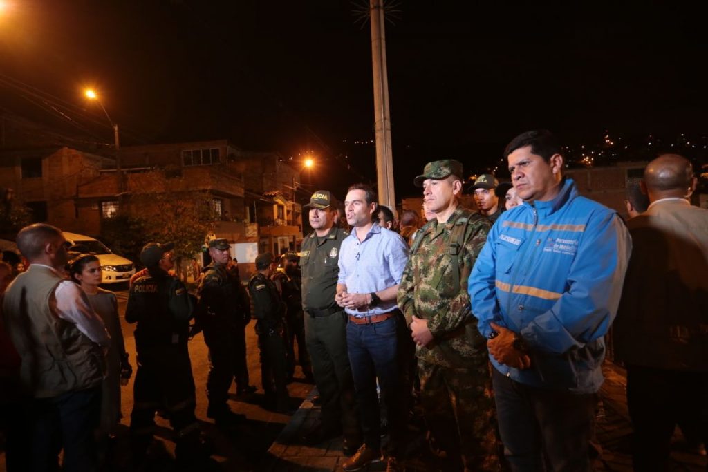 Alcalde encabeza operativos contra los combos en la Comuna 13 Alcalde encabeza operativos contra los combos en la Comuna 13
