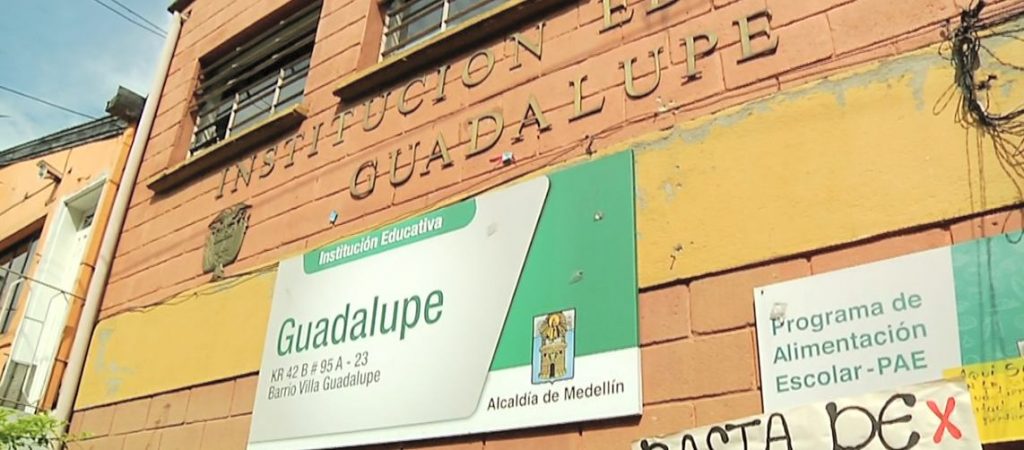 Estudiantes de colegio en Manrique exigieron la salida del rector Estudiantes de colegio en Manrique exigieron la salida del rector