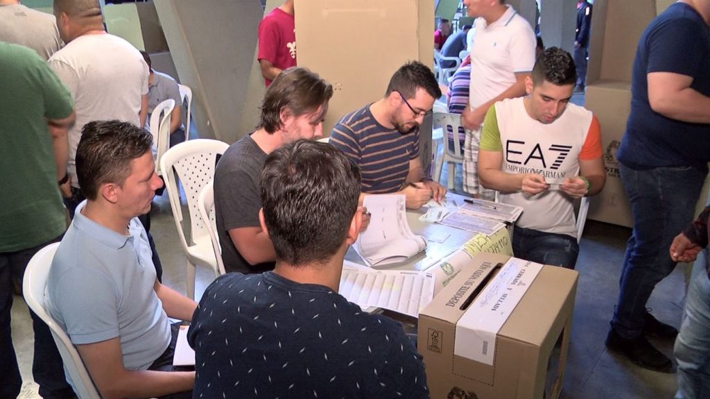 Algunos votantes dejaron para último momento su participación en las urnas