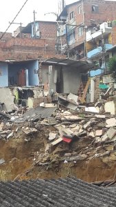 Deslizamiento de tierra dejó tres viviendas destruidas en Villa Guadalupe Deslizamiento de tierra dejó tres viviendas destruidas en Villa Guadalupe