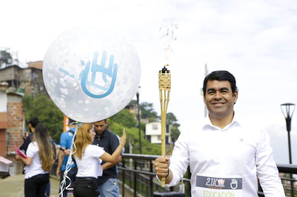 César Hernández, precandidato a la Alcaldía de Medellín, inició su recorrido por la ciudad César Hernández, precandidato a la Alcaldía de Medellín, inició su recorrido por la ciudad