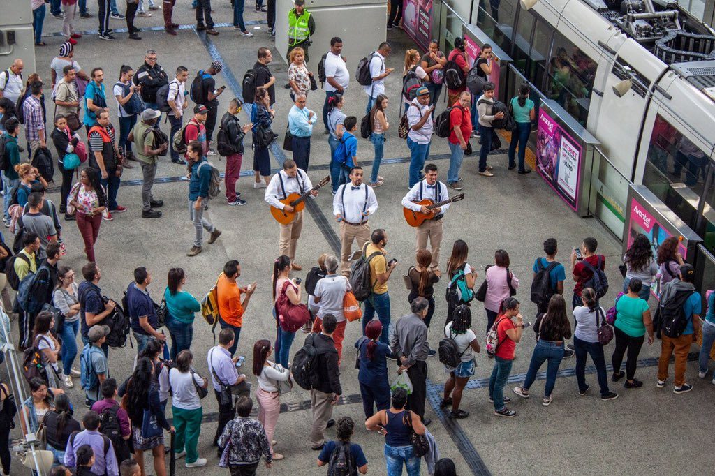 “Ciudadanos como vos” sorprendió con serenata a quienes respetan filas “Ciudadanos como vos” sorprendió con serenata a quienes respetan filas