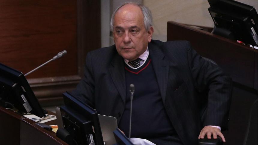 Senador uribista José Obdulio Gaviria sufrió un infarto y lo auxilió un colega de la Farc Senador uribista José Obdulio Gaviria sufrió un infarto y lo auxilió un colega de la Farc