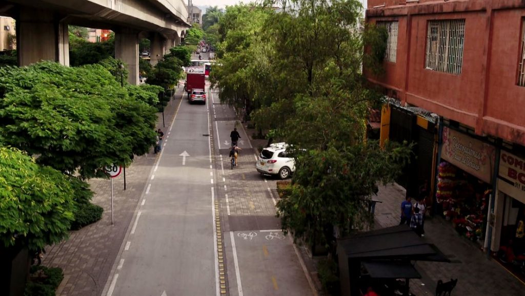 Avanza la construcción y mantenimiento de andenes en Medellín