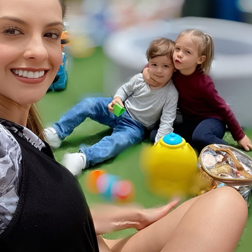 En la cuarentena, la presentadora Laura Acuña y sus 2 hijos hacen ejercicio