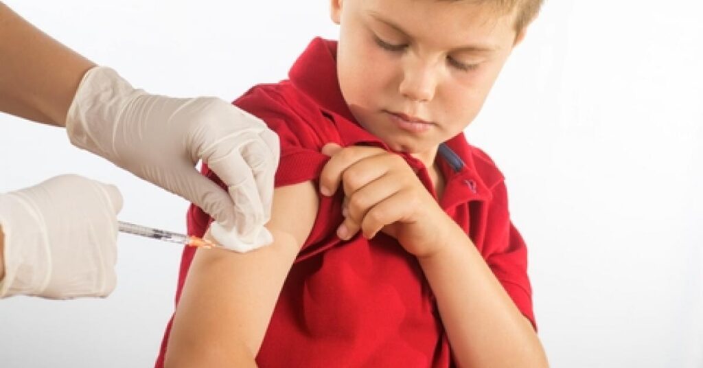 Vacuna Pfizer es tolerada en niños de 5 y 11 años