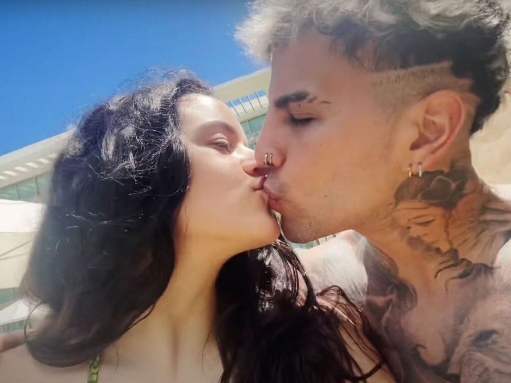 VIDEO | Rosalía impacta con el anuncio de su boda y luce anillo bien grande VIDEO | Rosalía impacta con el anuncio de su boda y luce anillo bien grande