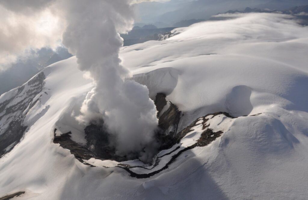 Sigue inestabilidad en el volcán Nevado del Ruiz, reporta Sistema Geológico