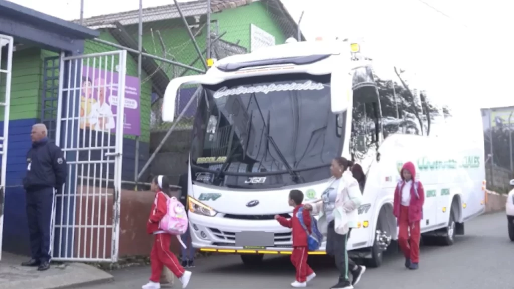 Casi 200 niños de veredas, llegan a sus colegios gracias nuevas rutas de transporte escolar en Medellín