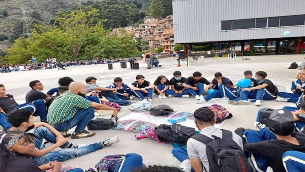 Estudiante que se accidentó en un colegio de Medellín se encuentra estable Estudiante que se accidentó en un colegio de Medellín se encuentra estable
