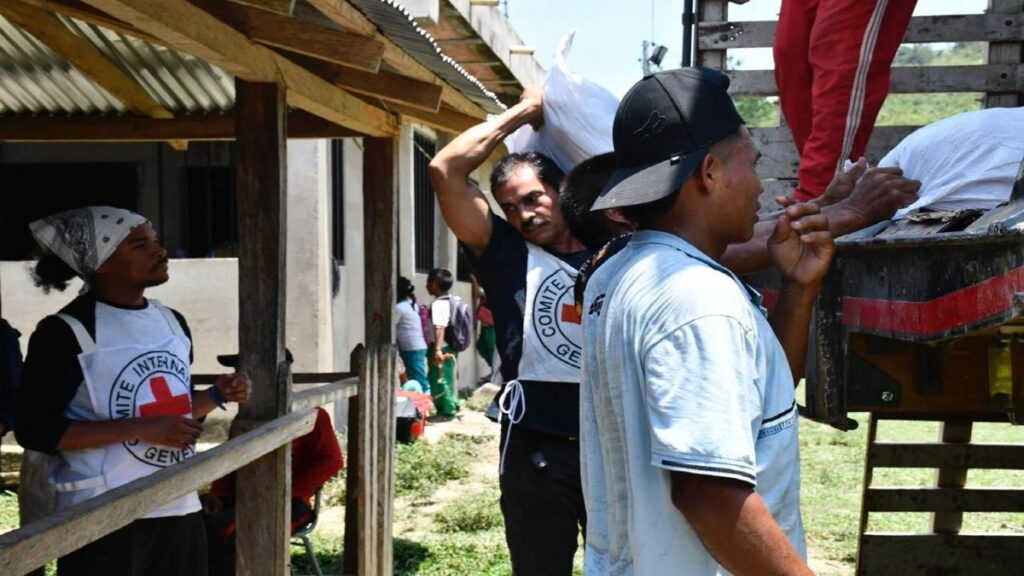 Llegan ayudas humanitarias para comunidad indígena confinada en Antioquia Llegan ayudas humanitarias para comunidad indígena confinada en Antioquia