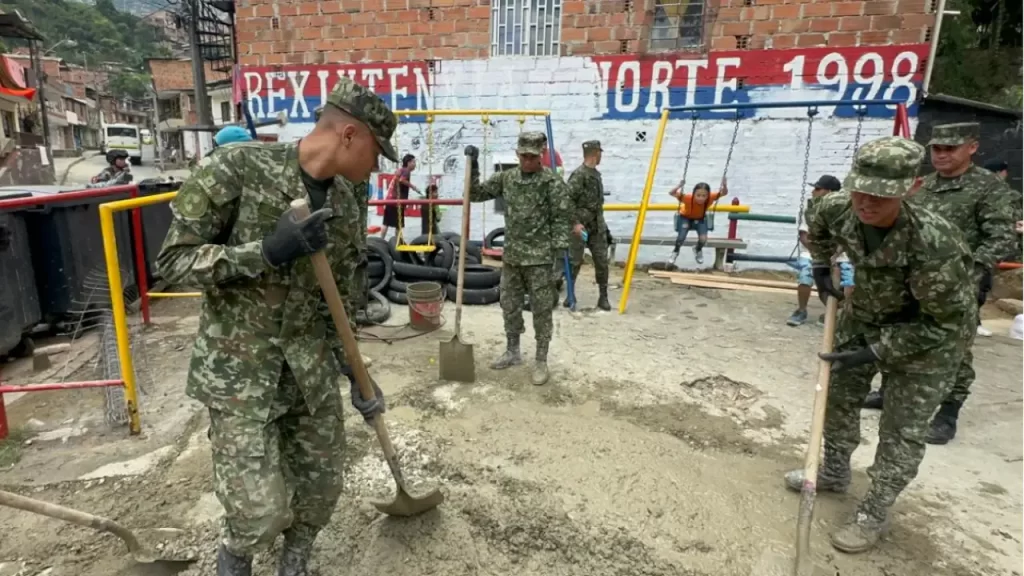 Soldados embellecieron zonas verdes y peatonales de un sector de Santa Lucía en Medellín