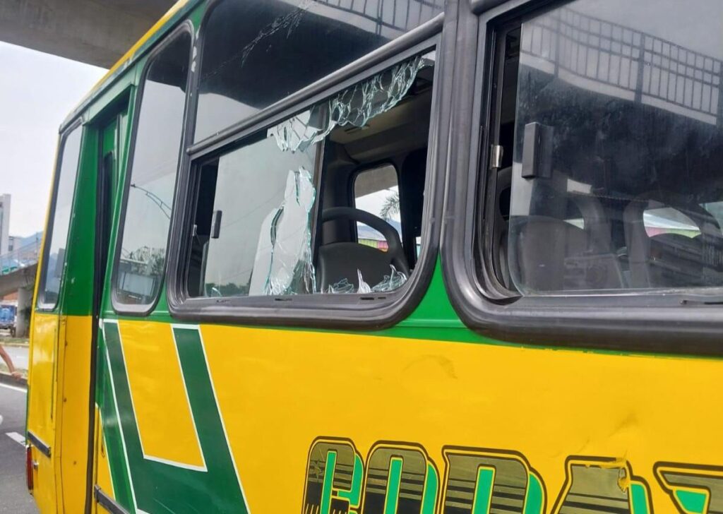 Otro bus resultó atacado con una piedra en sector de La Minorista Otro bus resultó atacado con una piedra en sector de La Minorista