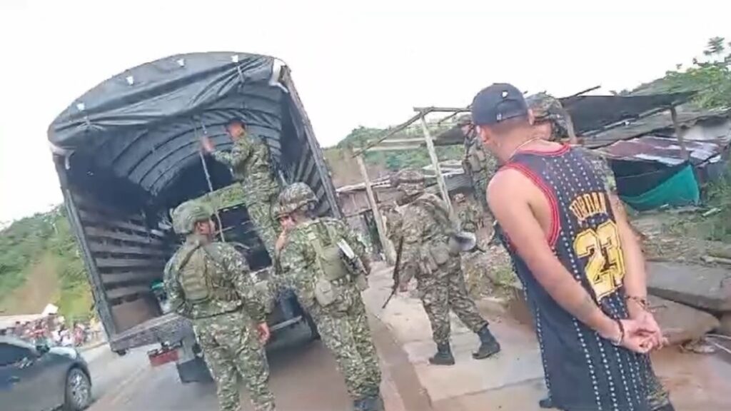 Indígenas tienen retenidos a 26 soldados en vía Medellín – Quibdó Indígenas tienen retenidos a 26 soldados en vía Medellín – Quibdó