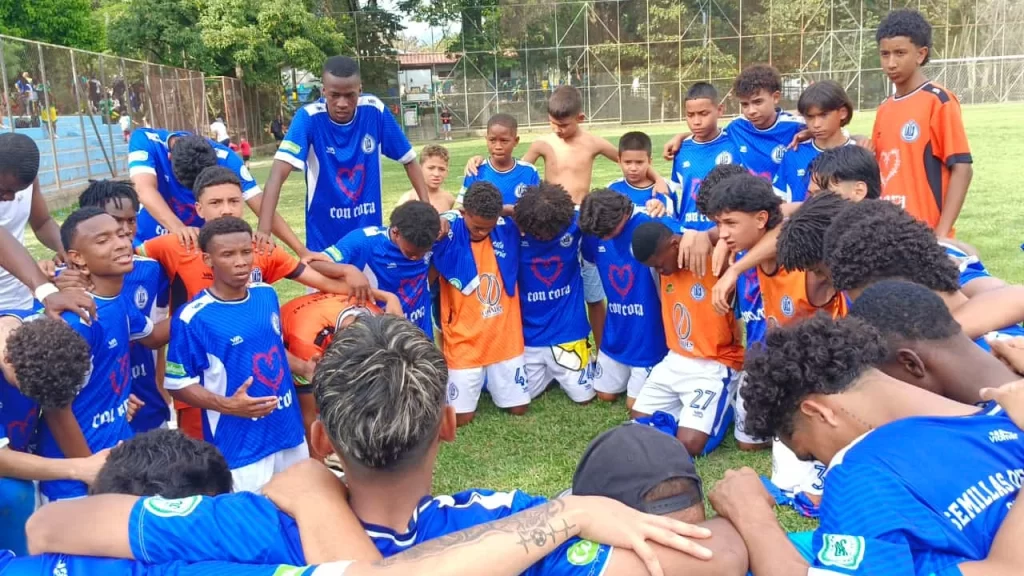 Falta dinero pero sobra talento: un equipo de fútbol conformado por muchachos de barrio la está sacando del estadio Falta dinero pero sobra talento: un equipo de fútbol conformado por muchachos de barrio la está sacando del estadio