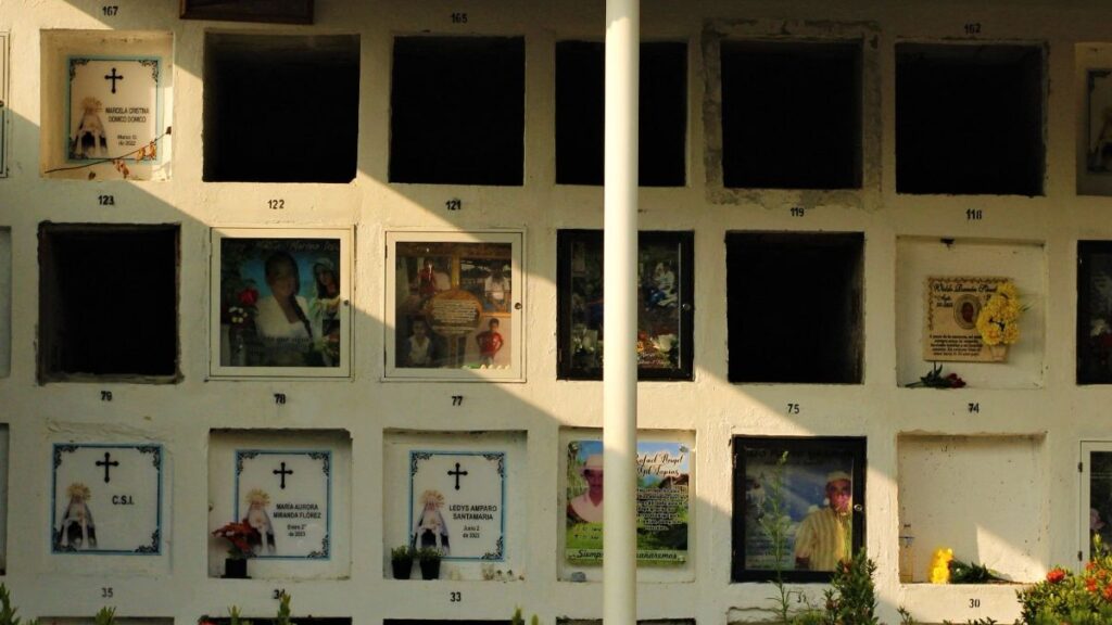 Recuperar 23 cuerpos: inició la intervención en el cementerio de Tarazá Recuperar 23 cuerpos: inició la intervención en el cementerio de Tarazá