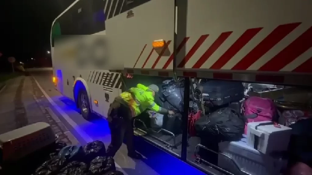 En Antioquia un hombre transportaba en un bus público 50 galones de insumos para el procesamiento de coca En Antioquia un hombre transportaba en un bus público 50 galones de insumos para el procesamiento de coca