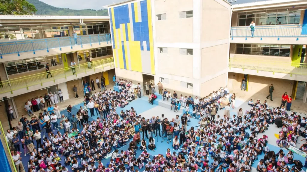 Alcalde Federico Gutiérrez entrega escuela renovada en San Antonio de Prado, beneficiando a 680 estudiantes