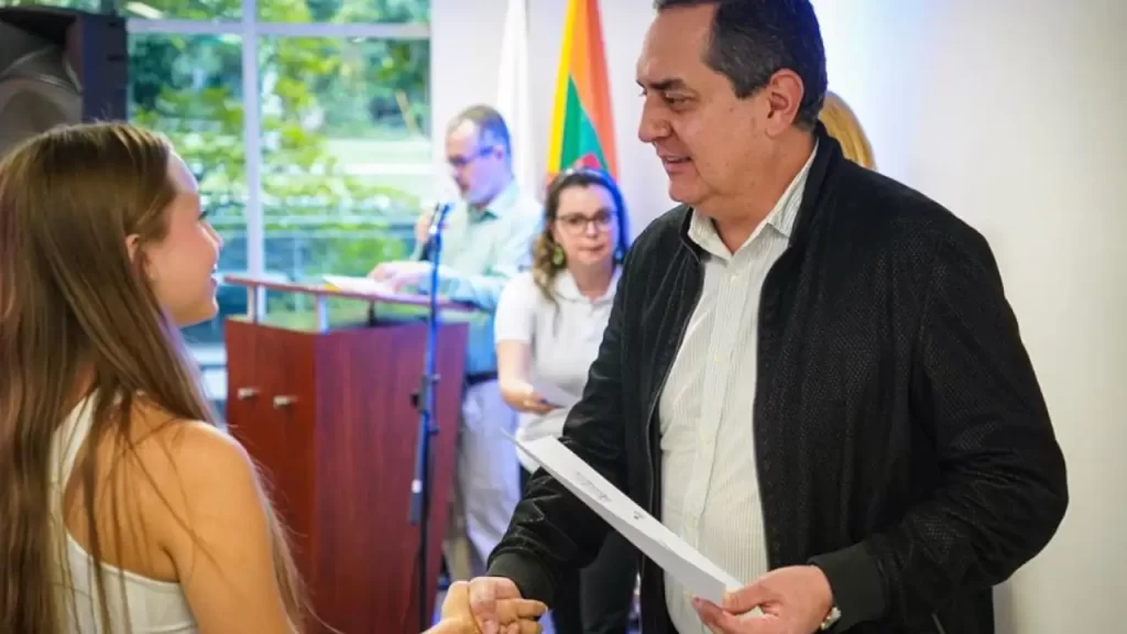 Alcaldía de Envigado otorga becas de educación superior a 65 estudiantes Alcaldía de Envigado otorga becas de educación superior a 65 estudiantes