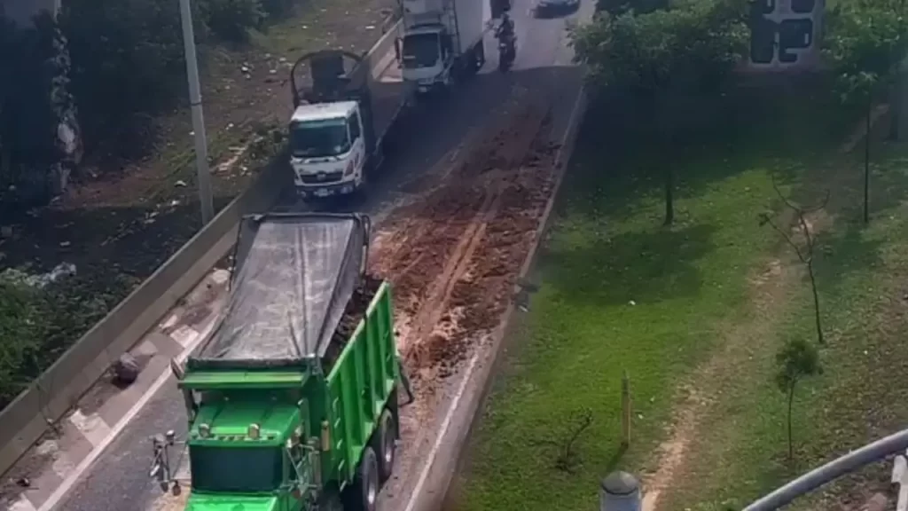 ¡Qué reguero! Hay paso lento a la altura del puente Madre Laura por material en la vía