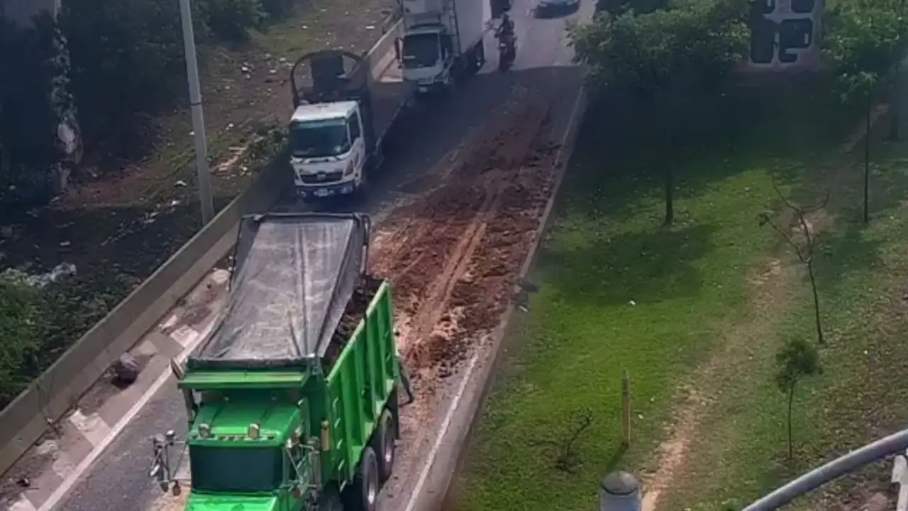 Hay paso lento a la altura del puente Madre Laura por material en la vía