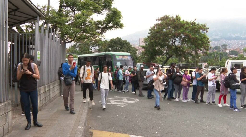 Así vivieron los ciudadanos el colapso del metro en la mañana de este lunes Así vivieron los ciudadanos el colapso del metro en la mañana de este lunes