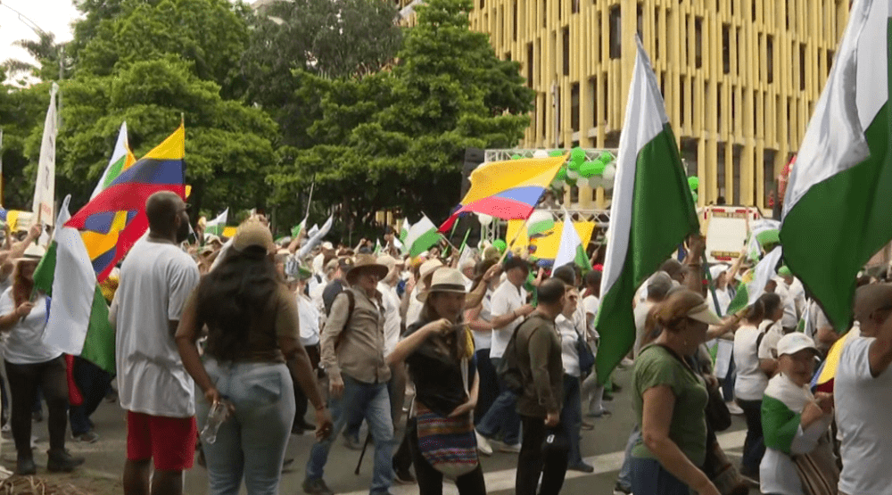 Avanza marcha en contra del gobierno del presidente Petro Avanza marcha en contra del gobierno del presidente Petro