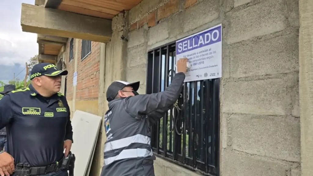 Policía y Alcaldía de Bello desmantelan loteo ilegal en Cerro Quitasol
