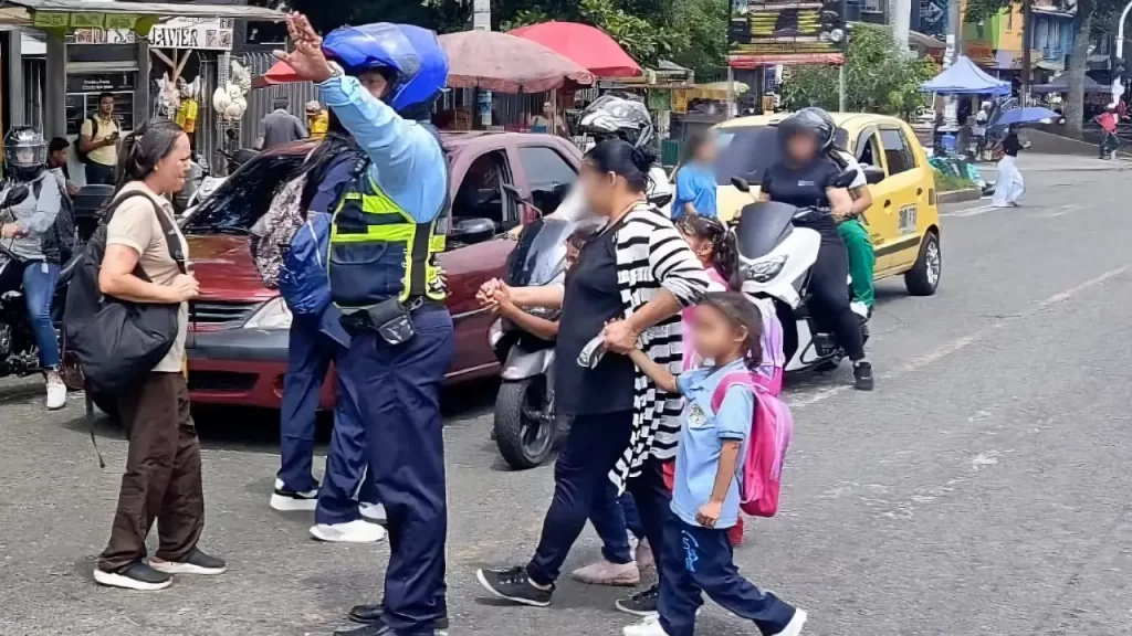 Agentes de tránsito refuerzan la seguridad en más de 160 colegios de Medellín Agentes de tránsito refuerzan la seguridad en más de 160 colegios de Medellín