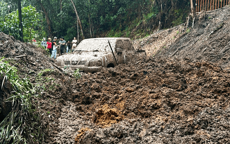 ¡Qué susto! Deslizamiento cayó sobre un vehículo en San Antonio de Prado ¡Qué susto! Deslizamiento cayó sobre un vehículo en San Antonio de Prado