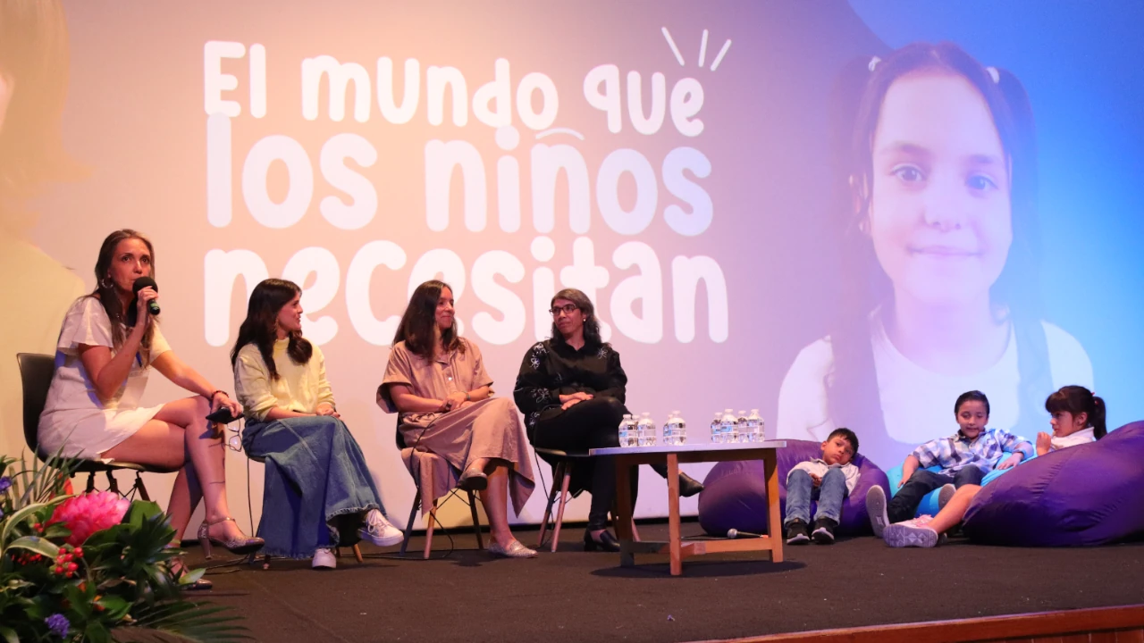Crianza en tiempos digitales: el reto que une a familias y educadores por la salud mental de los niños