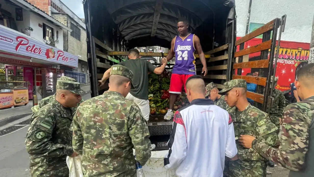 Ejército entregó toneladas de alimentos a familias afectadas por deslizamiento en Villatina