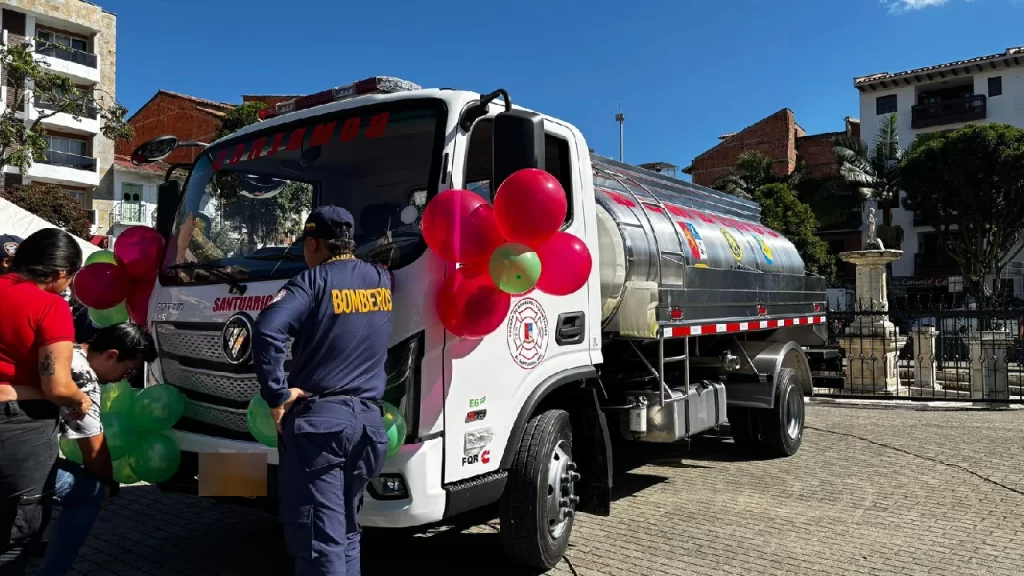 El Santuario refuerza su capacidad de respuesta a emergencias con nuevo carrotanque para bomberos El Santuario refuerza su capacidad de respuesta a emergencias con nuevo carrotanque para bomberos