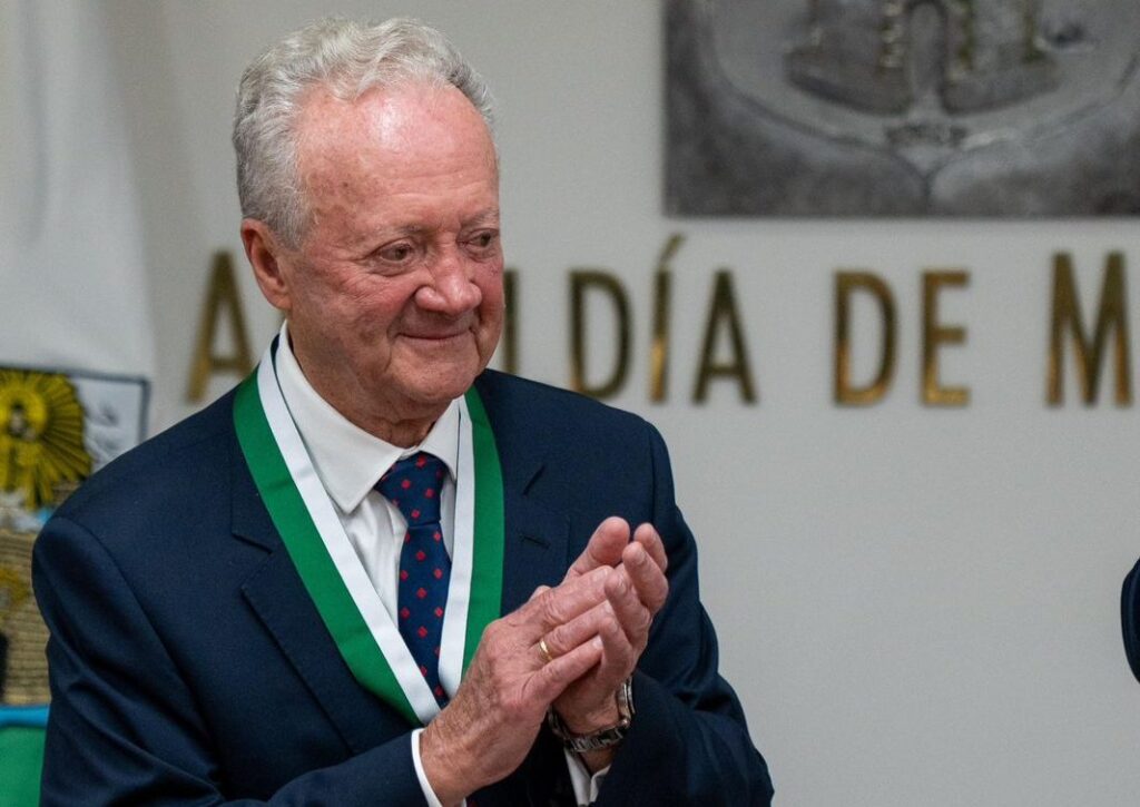 Empresario Arturo Calle recibió medalla al Mérito Cívico por su servicio a la comunidad Empresario Arturo Calle recibió medalla al Mérito Cívico por su servicio a la comunidad