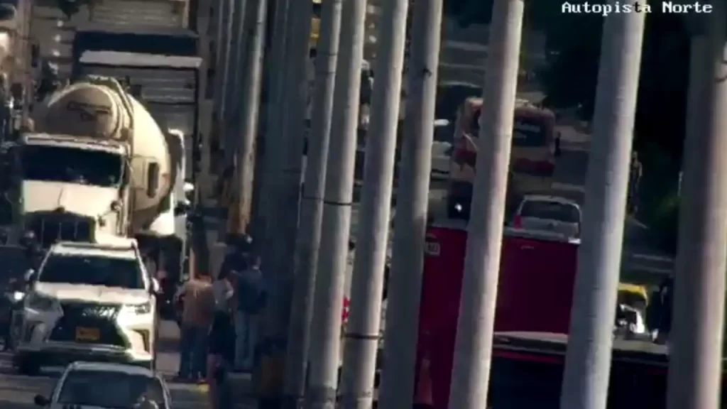 Incidente de tránsito genera ‘taco’ en la Autopista Norte bajo el puente de la Madre Laura