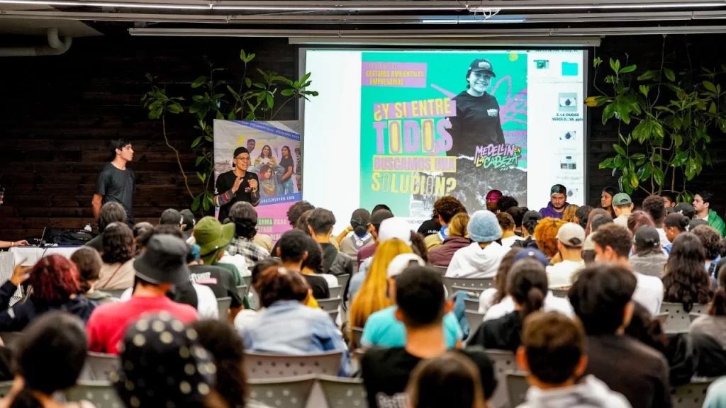 Jóvenes de Medellín se toman la palabra en espacios de conversación ciudadana Jóvenes de Medellín se toman la palabra en espacios de conversación ciudadana