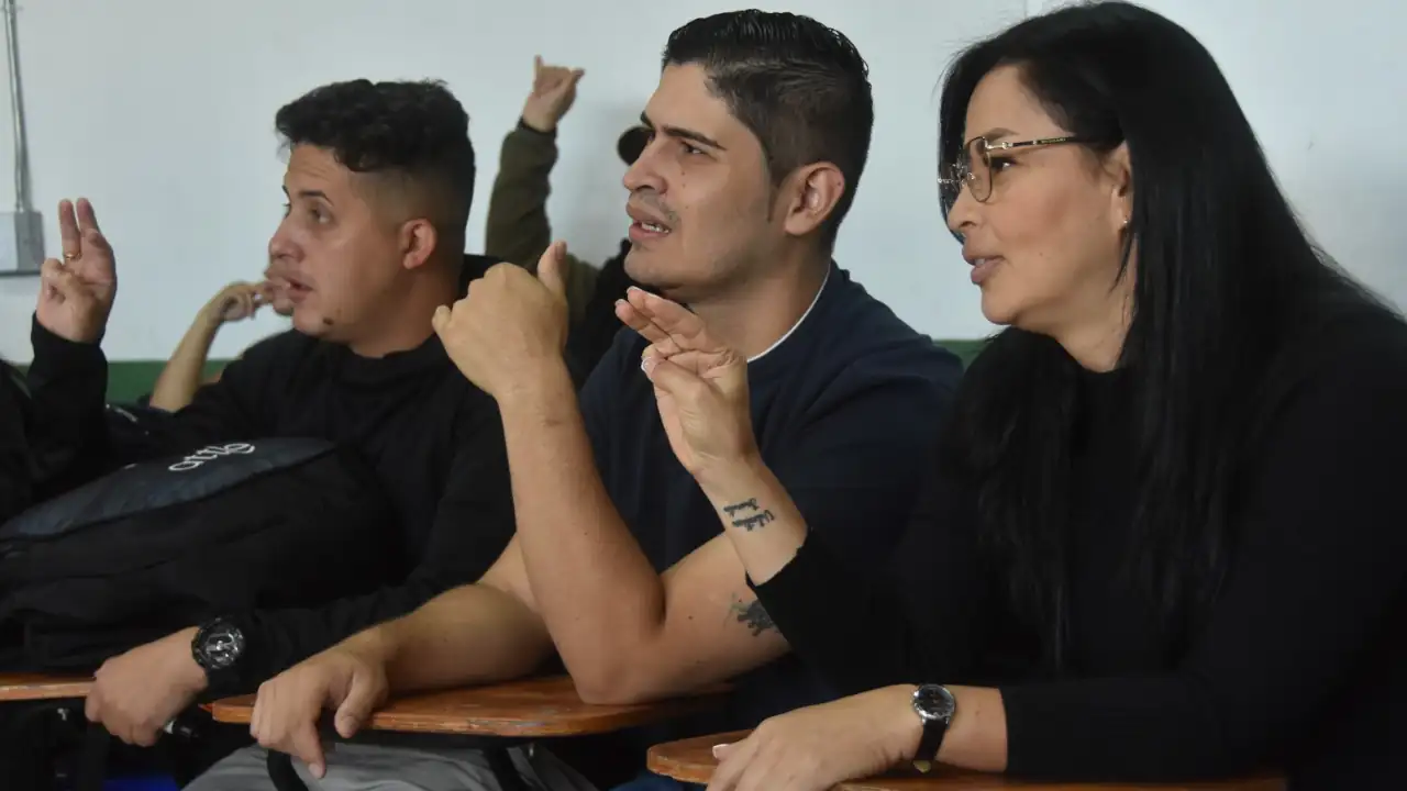 Más de 60 docentes se capacitan en lengua de señas para mejorar la comunicación en las aulas de Medellín