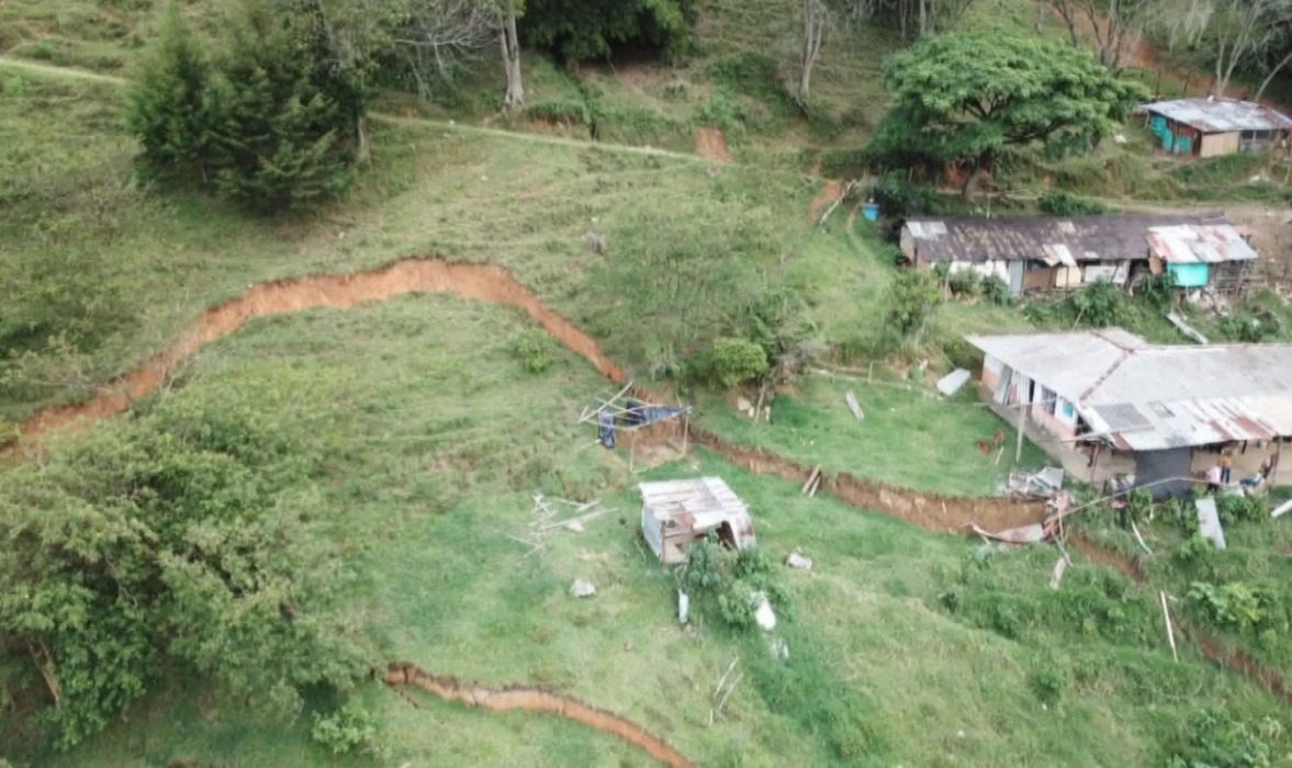 Persiste riesgo de deslizamiento en San Antonio de Prado: familias trasladan enseres