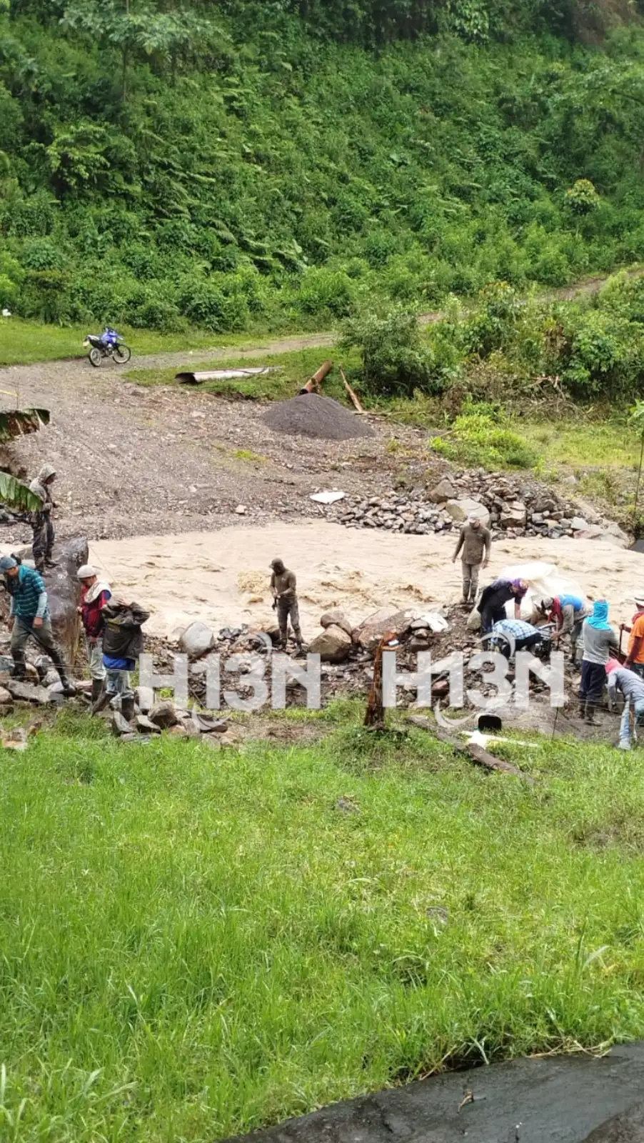 Video muestra cómo cruzan un río niños que van al colegio en zona rural de Andes