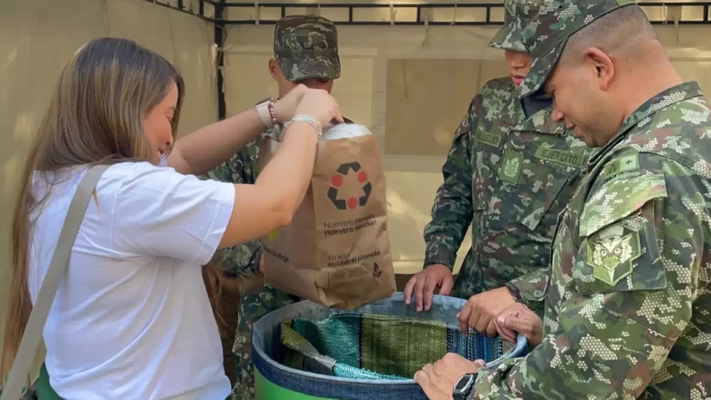 ¡Maravilloso! Hinchas de Nacional donaron mucha ropa con apoyo del Ejército en el Atanasio