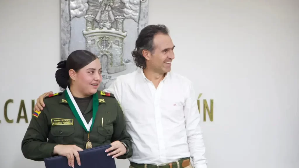 Alcalde Federico Gutiérrez entrega reconocimiento a policía que evitó tragedia en el Metro de Medellín Alcalde Federico Gutiérrez entrega reconocimiento a policía que evitó tragedia en el Metro de Medellín