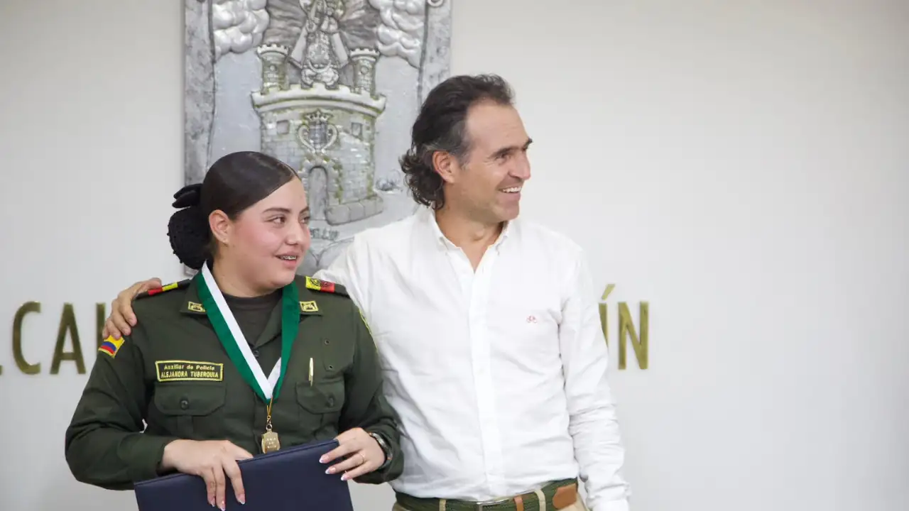 Alcalde Federico Gutiérrez entrega reconocimiento a policía que evitó tragedia en el Metro de Medellín