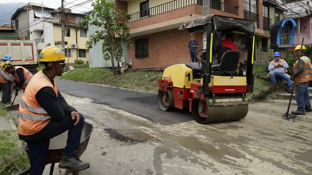 Bello acelera la recuperación de la malla vial con más de 20 intervenciones en diferentes sectores del municipio Bello acelera la recuperación de la malla vial con más de 20 intervenciones en diferentes sectores del municipio