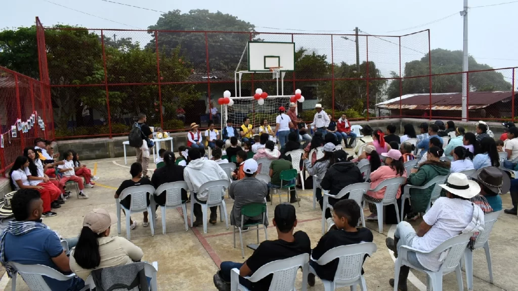 Dabeiba renace con cancha y parque infantil: víctimas del conflicto transforman su territorio con obras de reparación