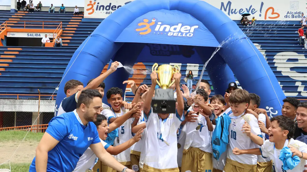 Finalizan los Intercolegiados de Bello 2025 dejando a v arios equipos en lo más alto