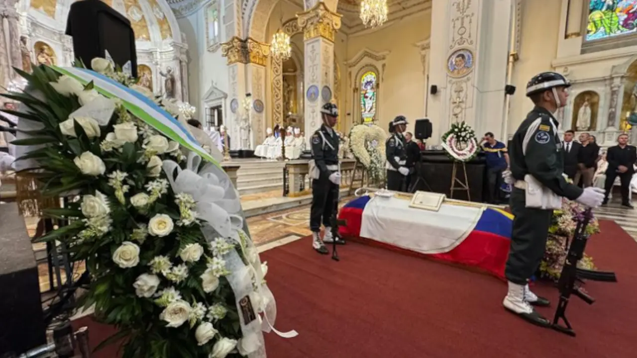 Bello se despide de monseñor Víctor Manuel Ochoa con emotivo homenaje