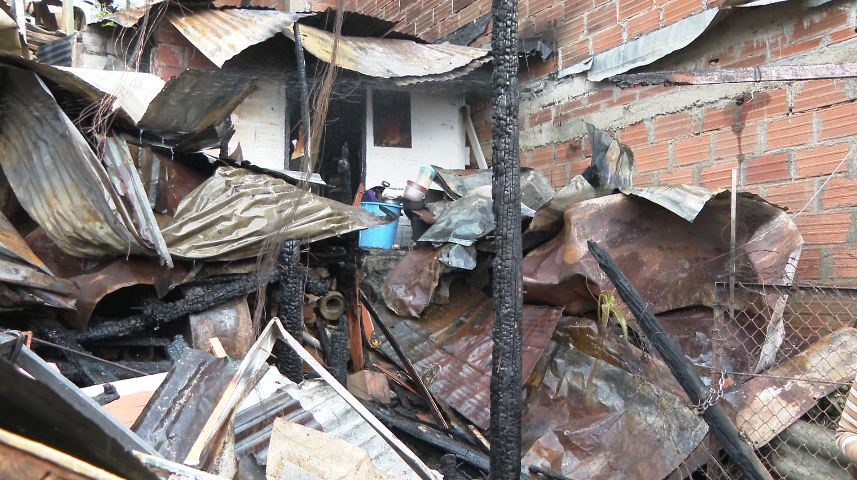 Incendio consumió por completo 2 casas y dejó un gato muerto en Enciso Incendio consumió por completo 2 casas y dejó un gato muerto en Enciso