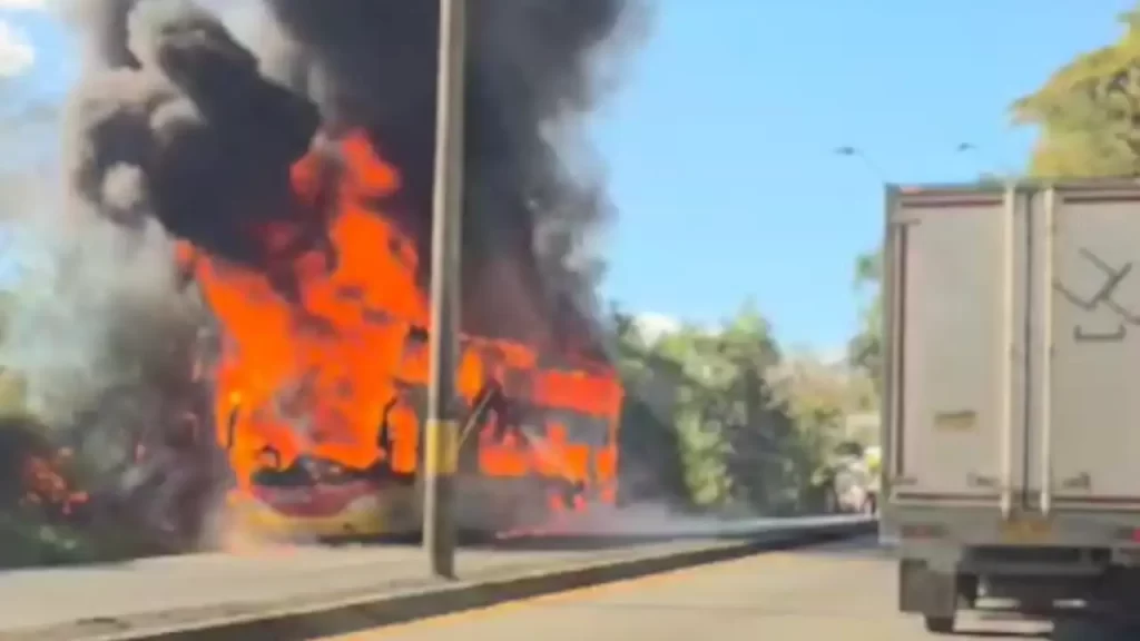 ¡Atención! Bus se incendió en la autopista Medellín–Bogotá, a la altura de Copacabana