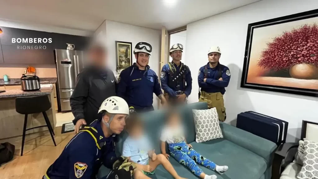 Bombero escaló a un piso 14 para rescatar a dos niños que se quedaron encerrados en un apartamento de Rionegro Bombero escaló a un piso 14 para rescatar a dos niños que se quedaron encerrados en un apartamento de Rionegro